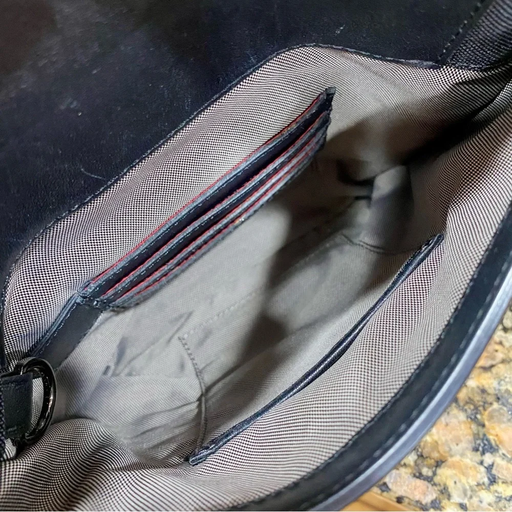 Tumi Black Leather Crossbody “ Map Bag” pre-loved , nice looking Tumi —Unisex - Picture 6 of 16